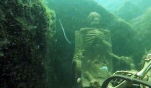 L'actu bizarre du jour ! La police a retrouvé 2 squelettes au fond de la mer ... entrain de boire du thé !