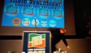 Silvio Berlusconi fait une chute et accuse "la gauche"