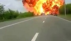 Énorme explosion d'un camion transportant des solvants