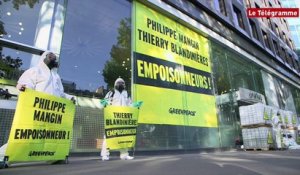Greenpeace. 10 bidons de pesticides devant le siège d'InVivo à Paris