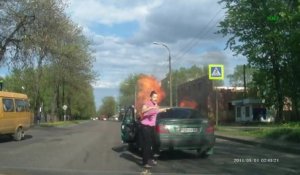 Femme fume en voiture avec une bouteille de gaz