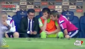Iker Casillas joue avec son portable pendant un match du Real Madrid