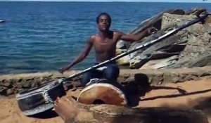 L'Etonnante Musique Entraînante d'un Africain et son Instrument Fait Main