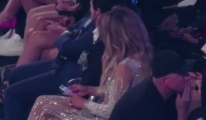 Jennifer Lopez absorbée par son téléphone durant la performance de Mariah Carey