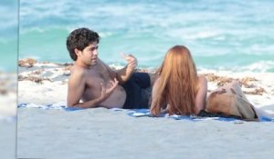 Adrian Grenier se repose à Miami Beach avec de mystérieuses inconnues