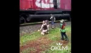 Un père et son fils se font percuter par un train pour avoir voulu prendre une photo