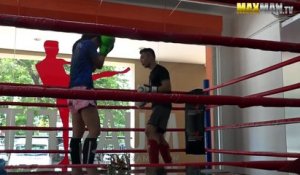 Une championne de boxe thaï joue la débutante
