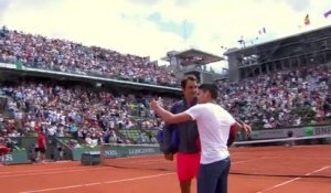 Roland-Garros : Roger Federer repousse un intrus venu faire un selfie sur le terrain