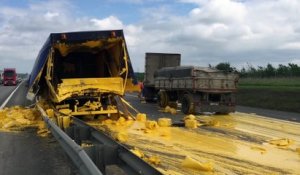 Un camion transportant de la peinture se crash sur l'autoroute