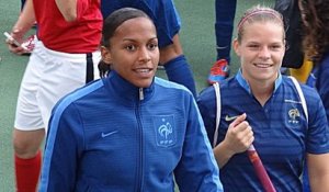 Eugénie Le Sommer et Marie-Laure Delie dans : Paris vs Lyon