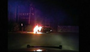 Un policier sauve un conducteur coincé dans son véhicule en feu