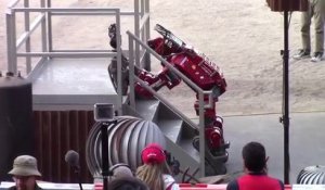Le robot Chimp monte un escalier au Darpa Robotics Challenge