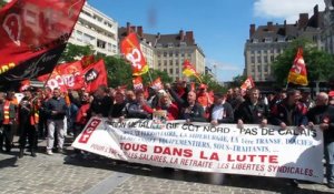 Valenciennes : les manifestants chantent l'Internationale