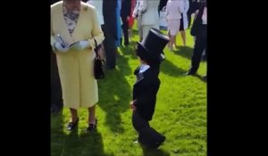 Un enfant trop mignon vient serrer la main de la reine Elisabeth