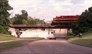 Un train déraille à Houston, des wagons tombent sur l'autoroute