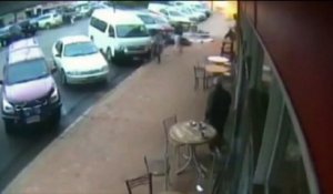 Une voiture fait exploser un café : un mort, 20 blessés