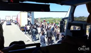 Des migrants prennent d'assaut un camion à Calais