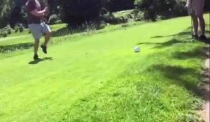 Un golfeur essai de faire un trick à la Happy Gilmore et manque de tuer son pote