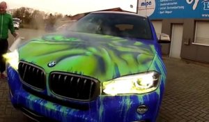 Une BMW X6 bleue se transforme quand on jette de l'eau chaude dessus