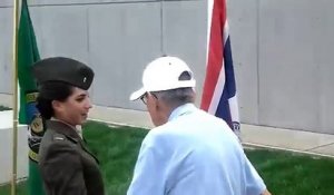 Le premier salut d'un grand-père à sa petite fille devenue officier