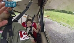 À 4 ans, sa réaction à son premier vol acrobatique est incroyable