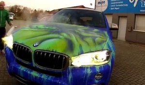 Une voiture BMW X6 se transforme en Hulk