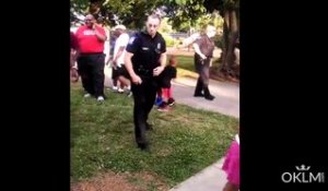 Un policier danse parmi des étudiants