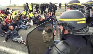 Les marins de My Ferry Link bloquent le port de Calais et l'accès au Tunnel