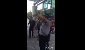 Un policier canadien rappe devant des étudiants