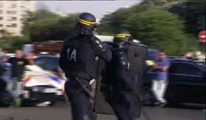 Les CRS font face aux taxis en colère porte Maillot, à Paris