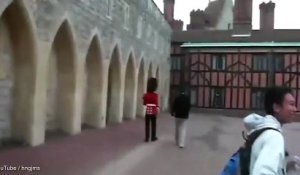 Quand un garde de la reine s'énerve contre un touriste