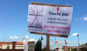 Les anti-éoliens rassemblés à Rosières-en-Santerre - Juin 2015