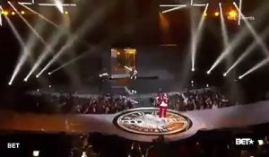 P. DIDDY tombe lors d'un show sur scène aux BET Awards