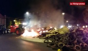 Eleveurs en détresse. Des pneus incendiés devant le tribunal de Saint-Brieuc