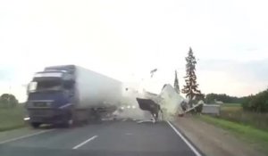 Deux cyclistes très chanceux évitent un accident de camions (Russie)