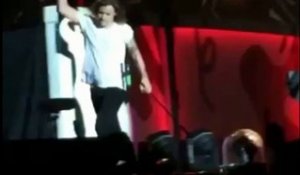 Harry Styles (One Direction) signe la chute la plus ridicule de l’année