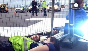 Des activistes s'enchaînent sur une piste de l'aéroport d'Heathrow