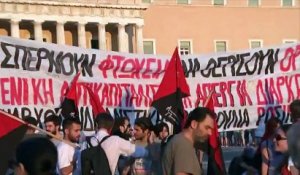 Crise grecque : Drapeau de Syriza brûlé à Athènes