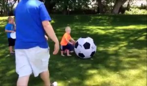 Un papa met son fils KO avec un ballon de foot géant... Oups!