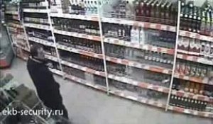 Le pire voleur jamais vu - Gros fail en emportant des bouteilles d'alcool