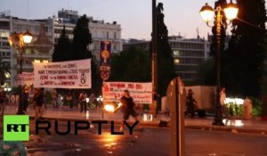 Grèce : gaz au poivre et bombe lacrymogène utilisés contre les manifestants hostiles à l’accord
