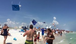 Des avions font s'envoler des parasols sur la plage