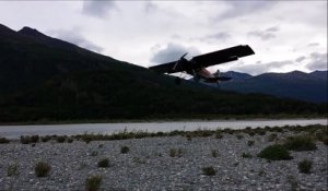 Un avion de tourisme atterrit face a des vents puissants - vol stationnaire impressionnant