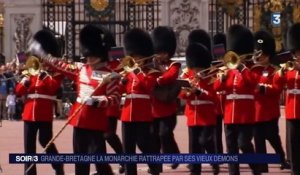 Le salut nazi de la reine d'Angleterre à six ans en Une du Sun