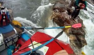 Accident de Rafting - Une femme coincé sous l'eau dans les rapides