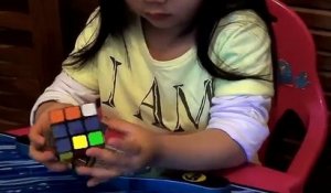 Une fillette de 2 ans résout un Rubik's Cube en 70sec