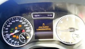 Cette Mercedes Benz Classe A devient folle sur l'autoroute - système Electronique défecteux