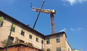 Chantier de la médiathèque de Grasse: pose de la contre-flèche à 37 mètres de hauteur