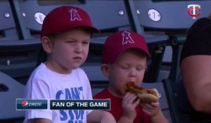 Un petit garçon se bat avec son hot dog