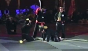 Un maître de kung-fu Shaolin découpe des ananas au sabre les yeux bandés